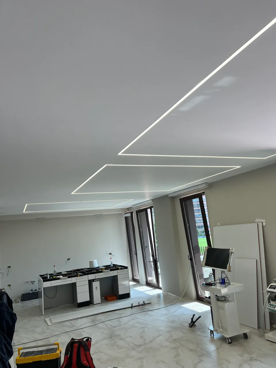 Profile LED lineare në tavanin e gipsit të një klinike
