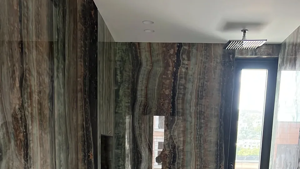 Gips në banjo dhe kuzhinë: çfarë pllake të zgjidhni dhe çfarë të shmangni