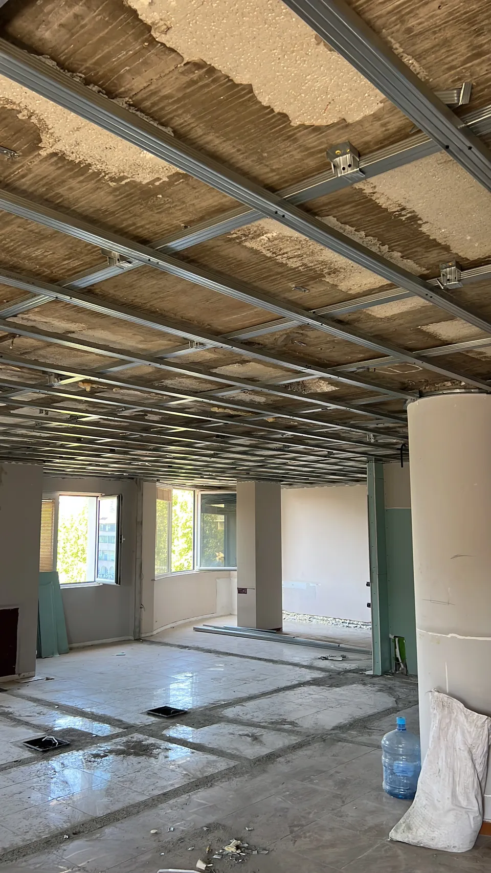Fillimi i punimeve në një apartament, me konstruksion tavani dhe izolim