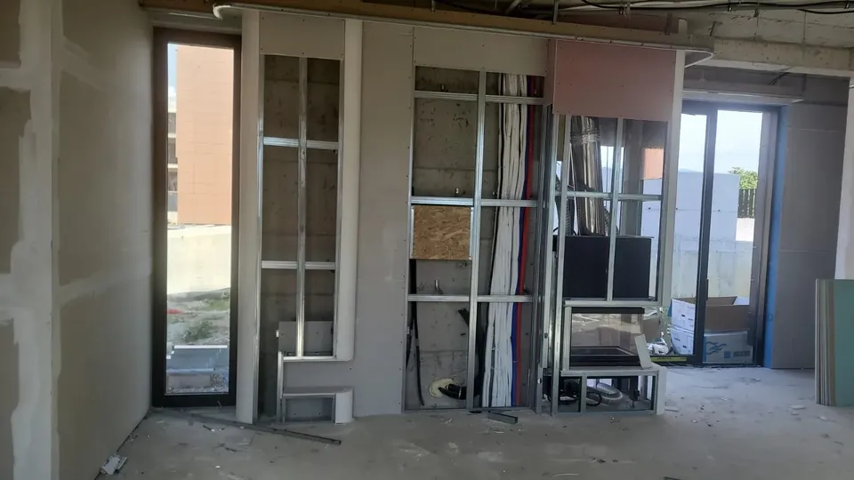 Mure gipsi apo mure me tulla? Krahasim i kostos, kohës dhe izolimit