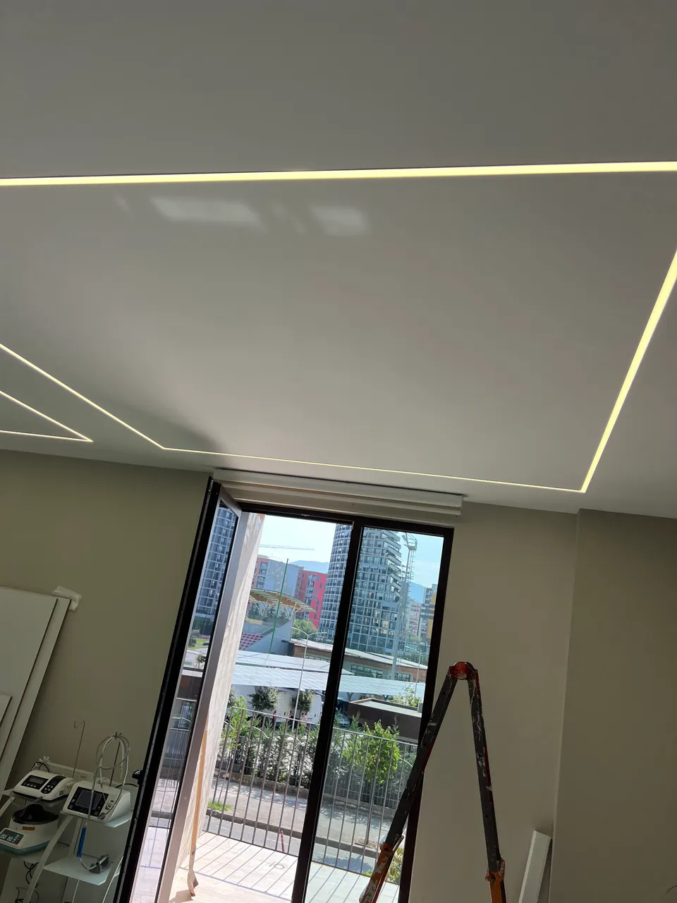 Tavan gipsi me linjë LED pranë dritares